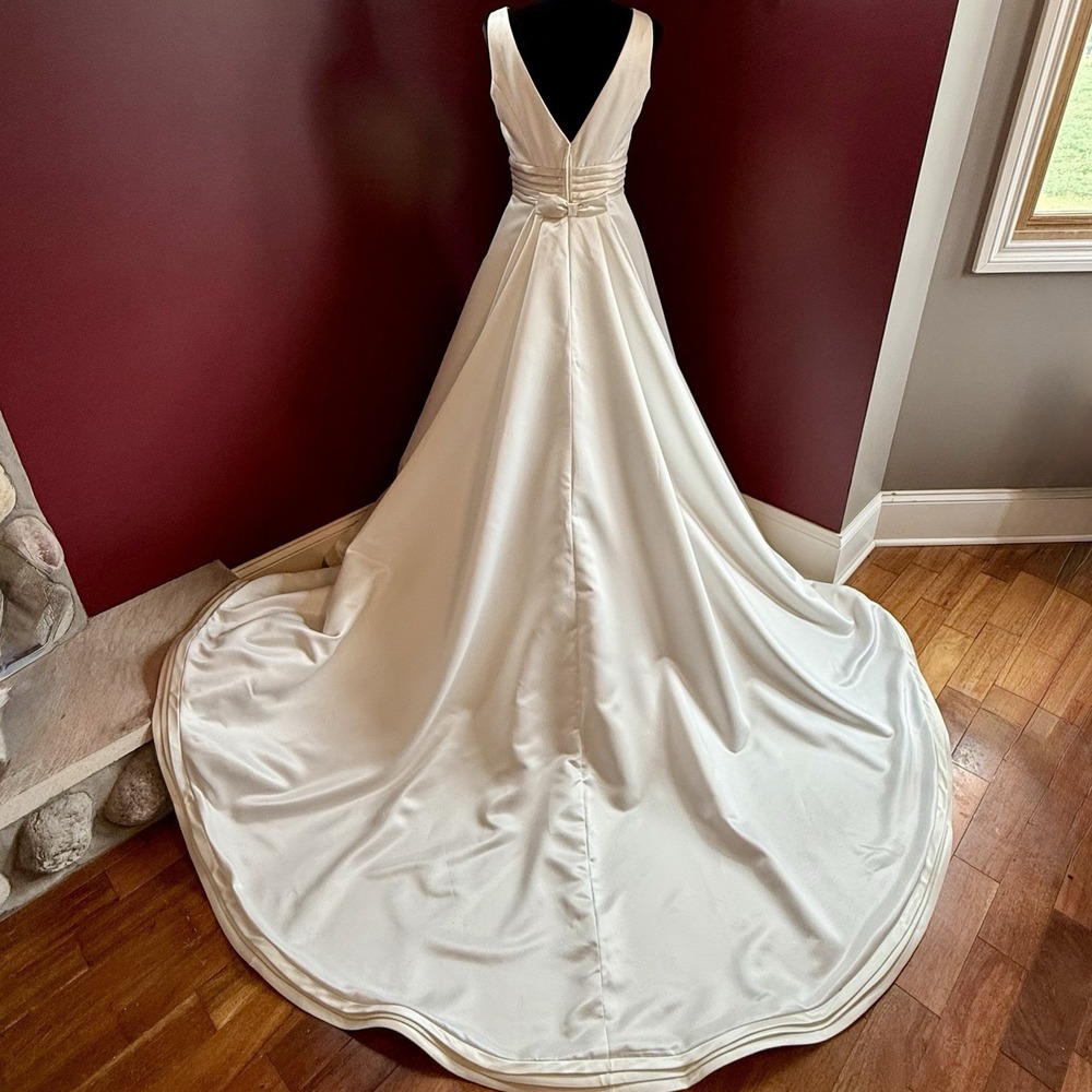 NWT! y2k VTG Satin Sleeveless Boat Neck Ball Gown Wedding Dress Removable Train